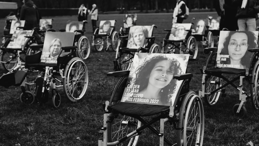 Foto's van postcovidpatiënten bij een protest in november.